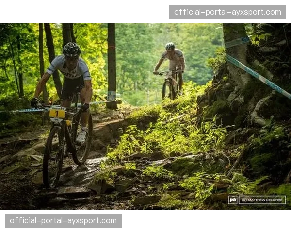 特写：雨中鏖战，卫冕冠军尼诺·舒尔特在泥泞赛道爆胎后坚持完赛