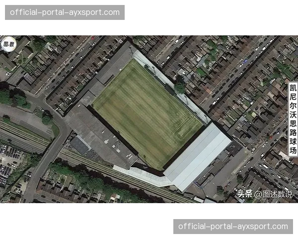 现场直击：卢顿镇主场临时照明故障，比赛中断20分钟