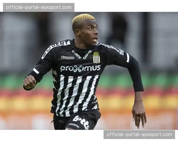 通讯:非洲足球先生奥西门,在尼日利亚拉各斯创办的青训学院 通讯:非洲足球先生奥西门,在尼日利亚拉各斯创办的青训学院