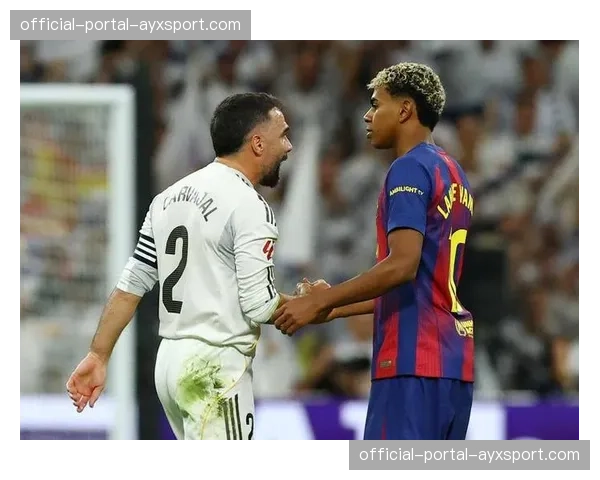 特写：国家德比后，巴萨小将亚马尔与皇马老将莫德里奇交换球衣