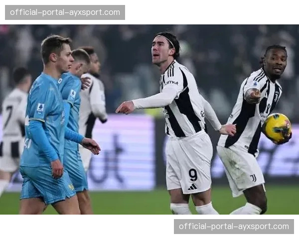 弗拉霍维奇主罚点球击中横梁,错失为尤文扳平比分的良机 弗拉霍维奇主罚点球击中横梁,错失为尤文扳平比分的良机