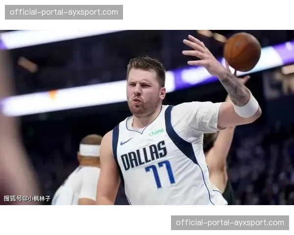 国王绝杀独行侠,福克斯迎着东契奇防守命中压哨跳投。 国王绝杀独行侠,福克斯迎着东契奇防守命中压哨跳投。